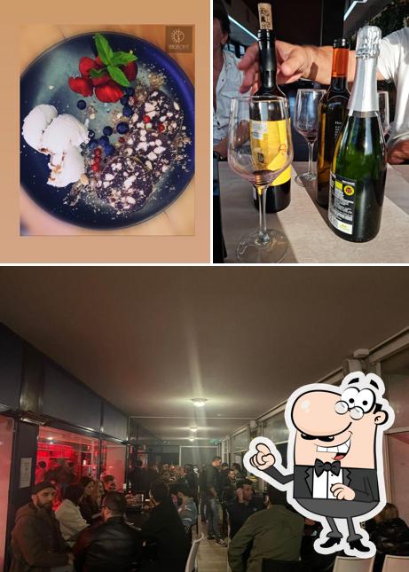 Guarda la immagine che raffigura la esterno e cibo di Nacht Café Disco Bar