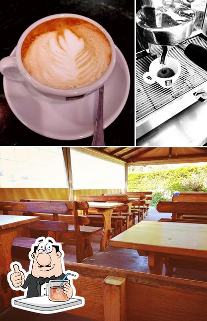 Guarda la immagine che presenta la bevanda e interni di Bar Incontro Tavola Calda