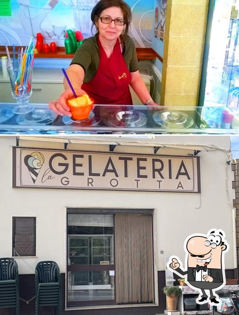 Goditi la vista dall'area esterna di La Grotta