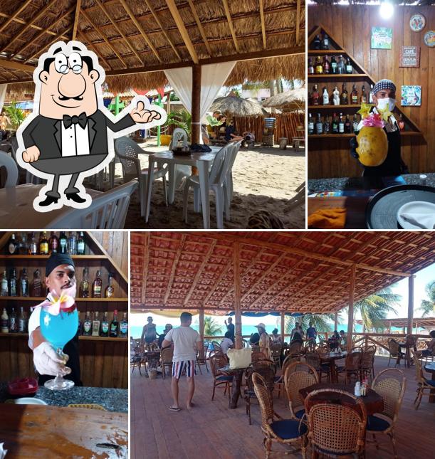 Sente em uma das mesas no Receptivo e Restaurante Caribe da Barra