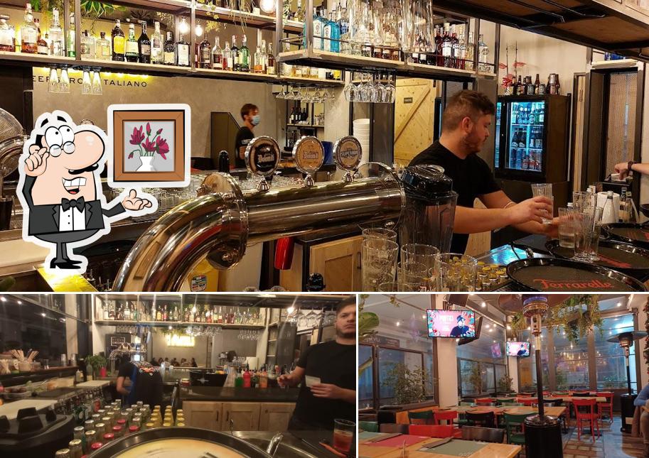 Guarda la immagine che presenta la interni e bancone da bar di I PORTICI Beerstrot Italiano - Gallipoli