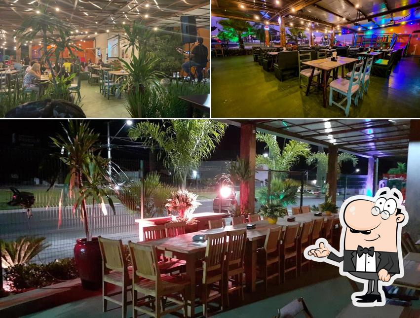 Sente em uma das mesas no Salles Restaurante