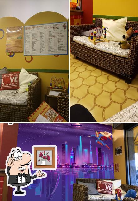 Siediti a un tavolo di SUPERPIZZAMAN