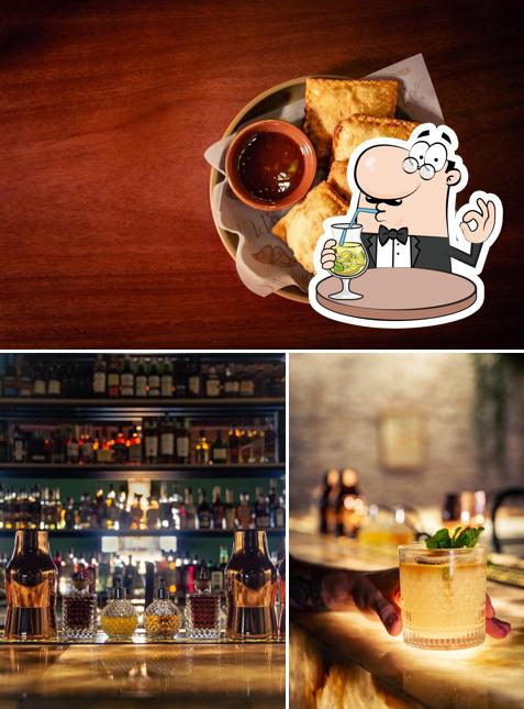 Entre diferentes coisas, bebida e comida podem ser encontrados no Capullo