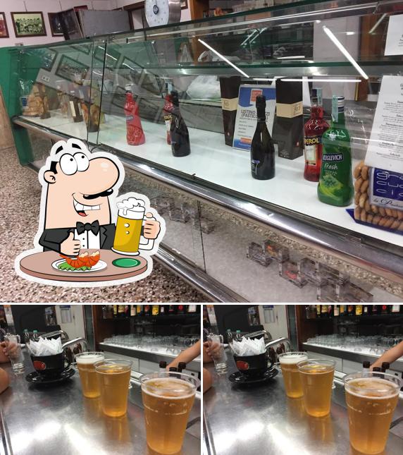 Puoi prenderti un rinfrescante bicchiere di birra chiara o scura
