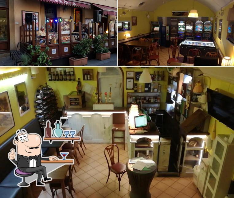 Siediti a un tavolo di enjoy caffè