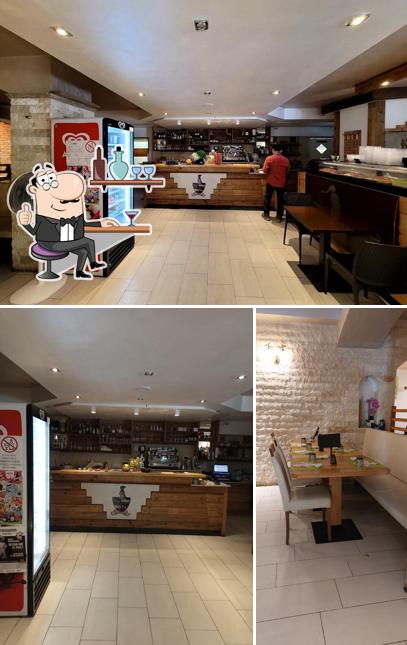 Siediti a un tavolo di BAMBUS SUSHI ORIENTALE