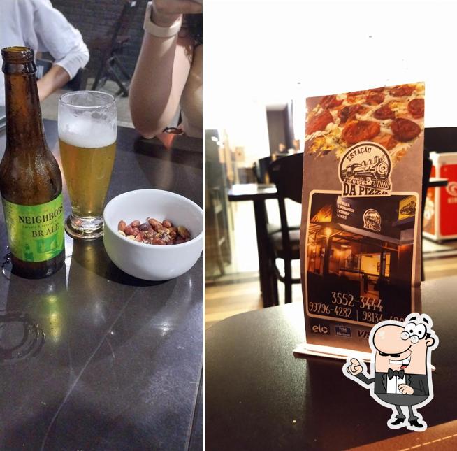 Sente em uma das mesas no ESTAÇÃO DA PIZZA