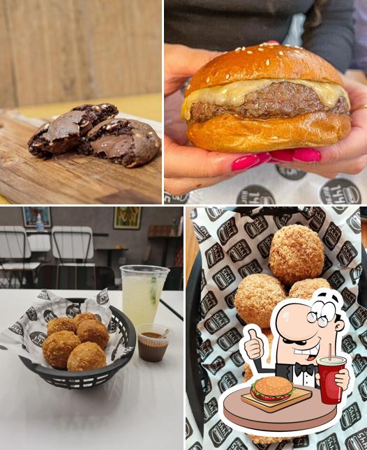 Hambúrguer em 1445 Burger Hamburgueria e Restaurante Salão e Delivery Vila Zelina Zona Leste-SP