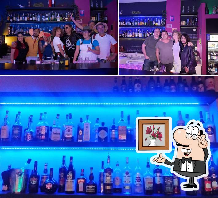 Dai un'occhiata agli interni di Cocktail Bar Numero 75