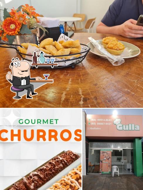 Esta é a imagem ilustrando interior e comida no Gulla Café