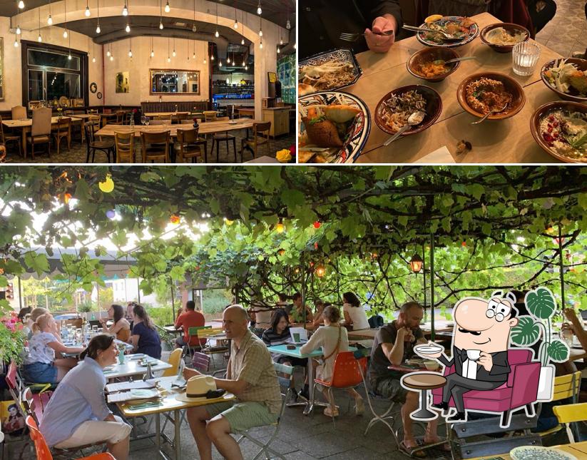 La immagine di interni e cibo da Moudi's Lecker Garten