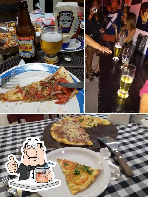 A imagem da bebida e pizza no Pizza Rio
