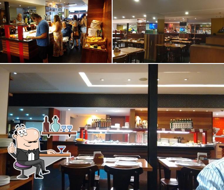 Sente em uma das mesas no Fagulha Grill e Pizza