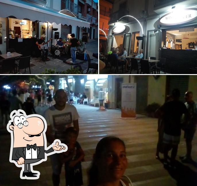 Dai un'occhiata agli interni di Bar Branca