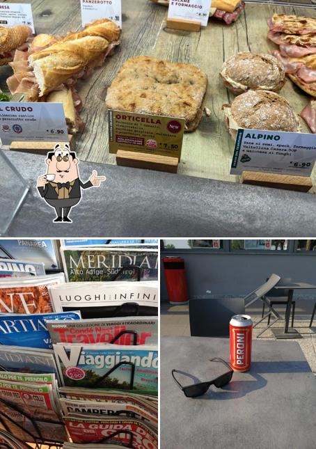 Goditi qualcosa da bere a Bar snack
