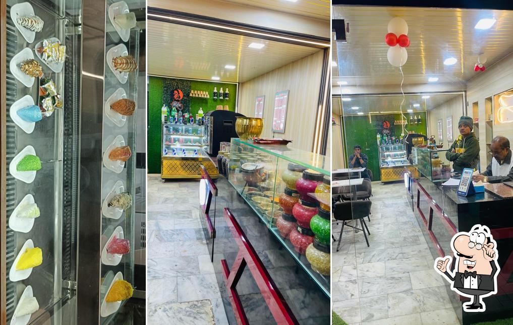 The interior of Mast Banarasi Paan