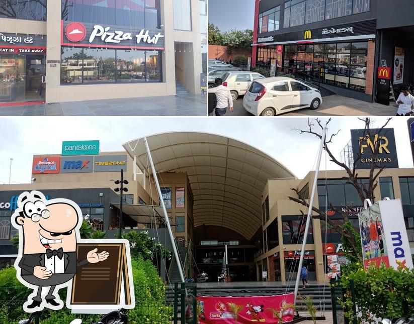 The exterior of Pizza Hut Vitthal Udyognagar, Anand