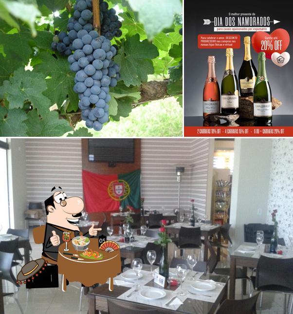 A comida e interior do restaurante