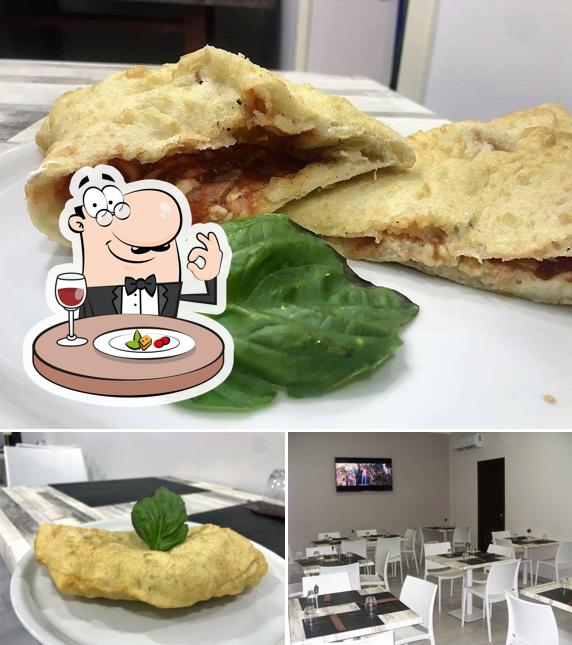 La foto della cibo e interni di Pizzeria Napule E'