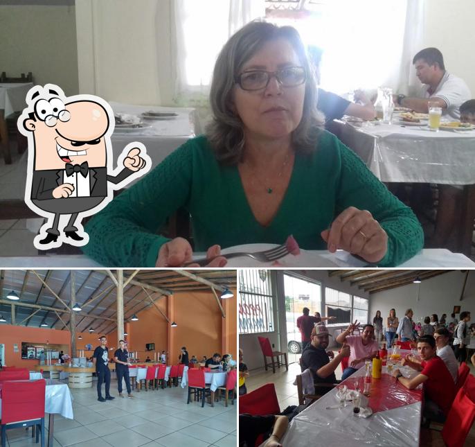 Sente em uma das mesas no Churrascaria Javali