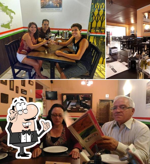 Sente em uma das mesas no Bell’s Pizzaria