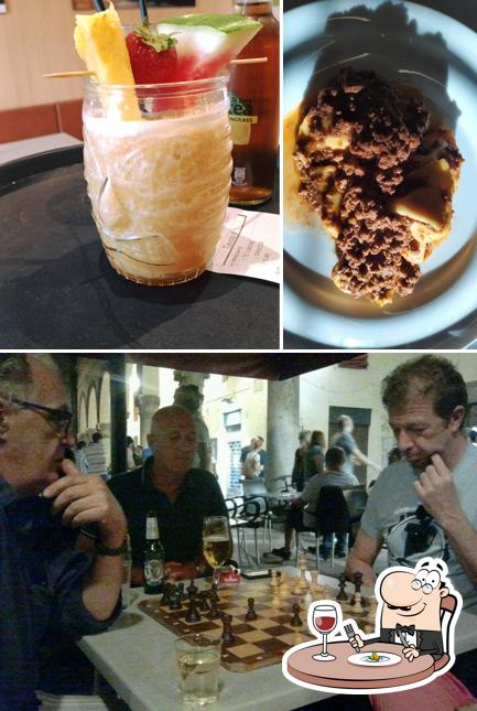 La cibo e interni del ristorante