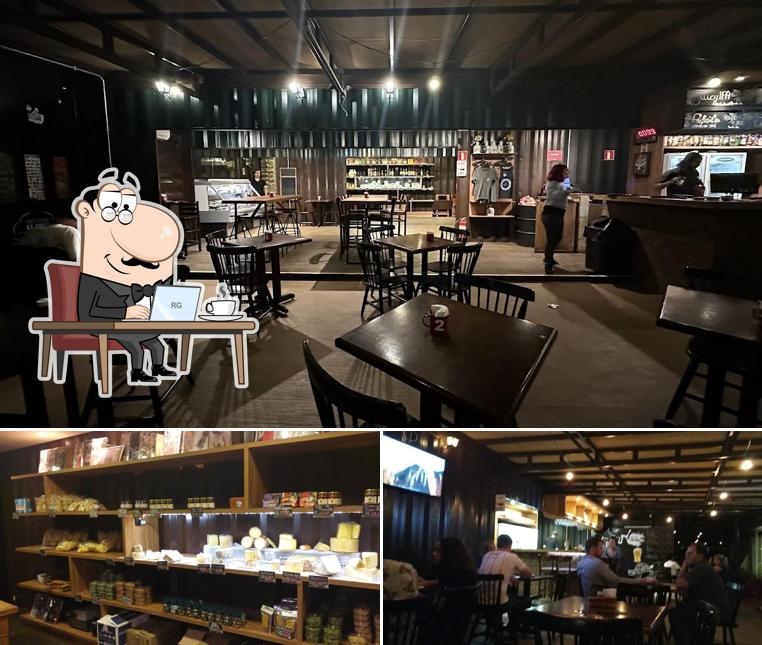 Sente em uma das mesas no A Tutta Birra - Cervejaria Artesanal