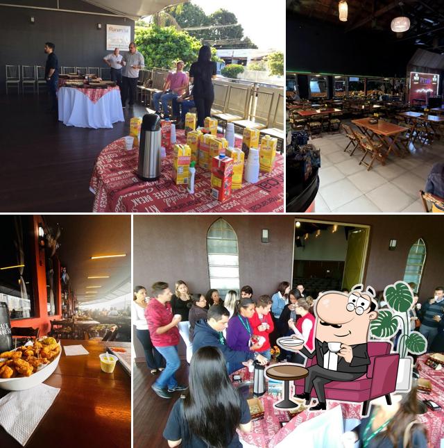 Sente em uma das mesas no Vovô Gil