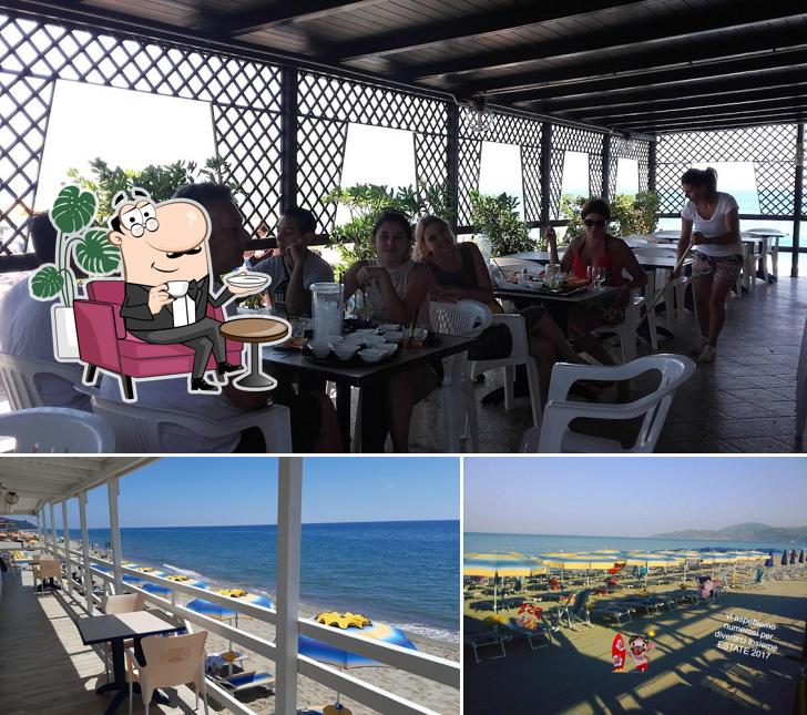 Dai un'occhiata agli interni di Ristorante La Lampara Beach