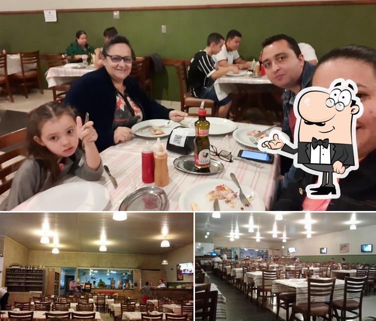 O interior do Bella Roma Pizzaria e Esfiharia