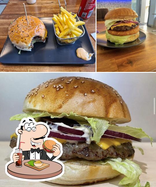 Ordina un hamburger a Corner Bistro