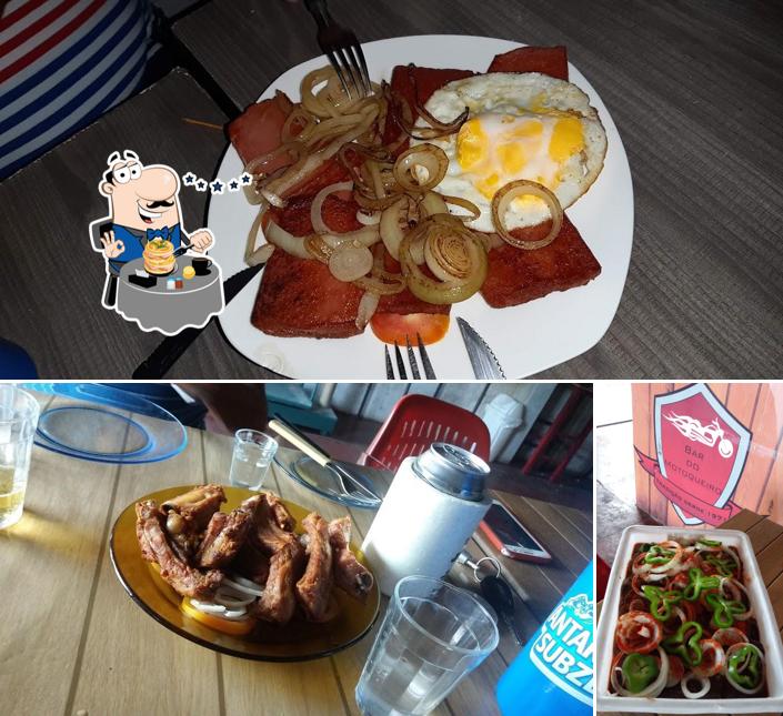 Comida em Bar do Motoqueiro