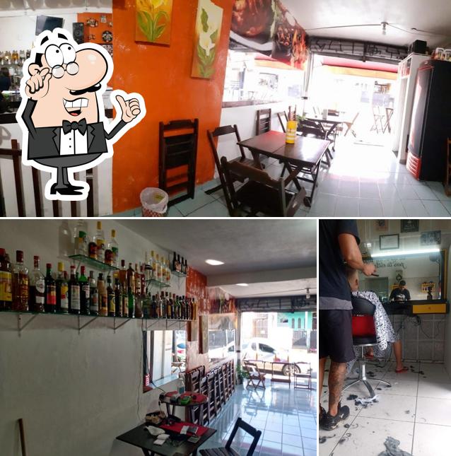 Sente em uma das mesas no Boteco da Zilma