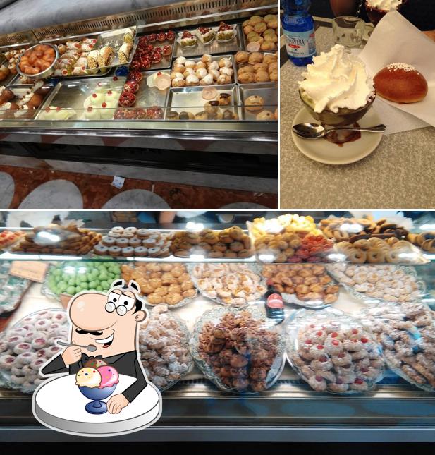 Non scordarti di provare un dessert a Caffè del Duomo