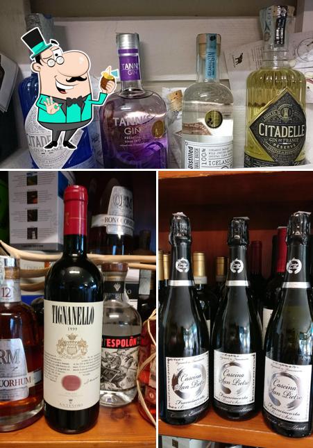 Ordina un drink o cocktail alcolico dal menu