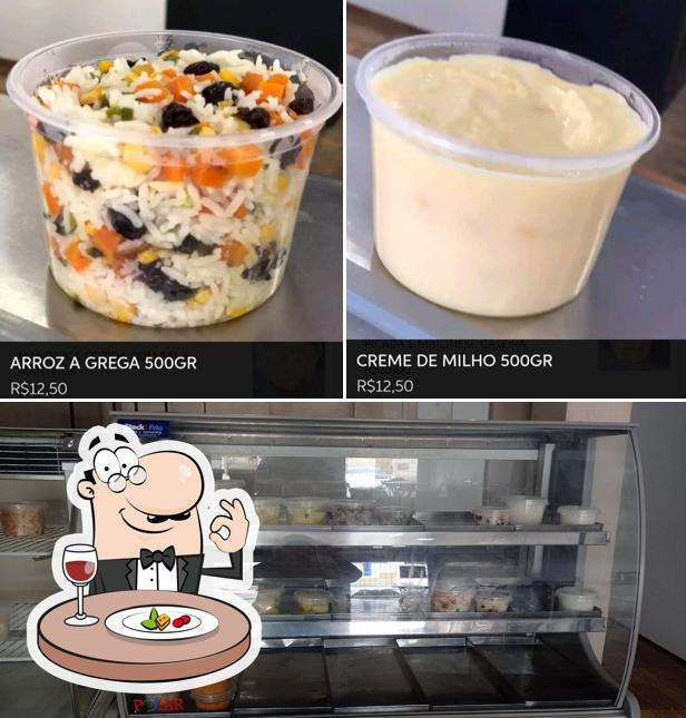 A comida e interior do restaurante