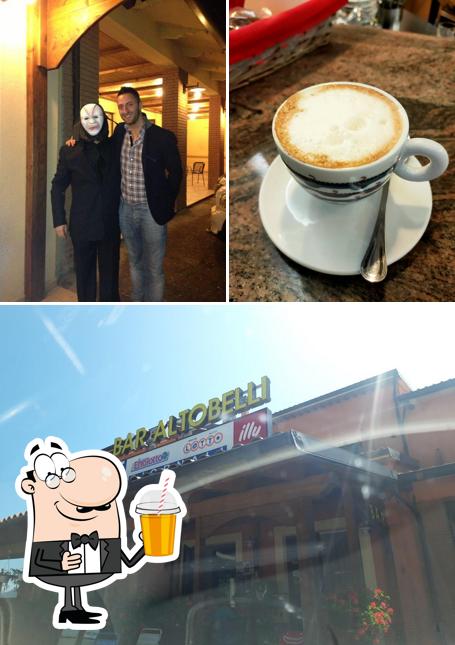 Goditi un drink a Bar Altobelli