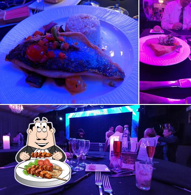Parmi les différentes choses de la nourriture et la table à manger, une personne peut trouver sur Dîner Comedy Show - Victoria Palace