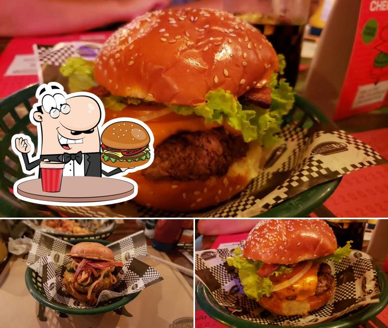 Peça um dos hambúrgueres servidos no Original Co. Burger & Steak