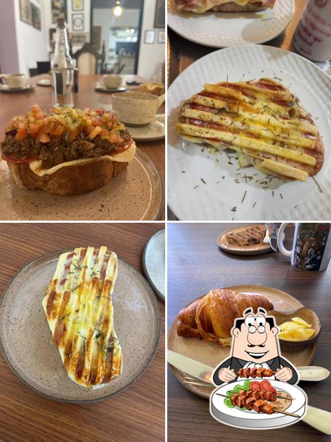 Sanduíche de carne de porco desfiada em O Sorriso do Gato