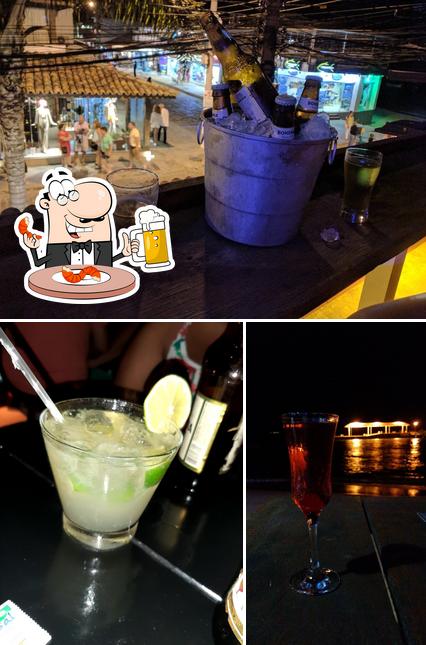 Desfute um copo de cerveja leve ou escura