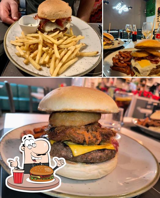 Gustati uno dei tipi di hamburger serviti a Life Restaurant Pub