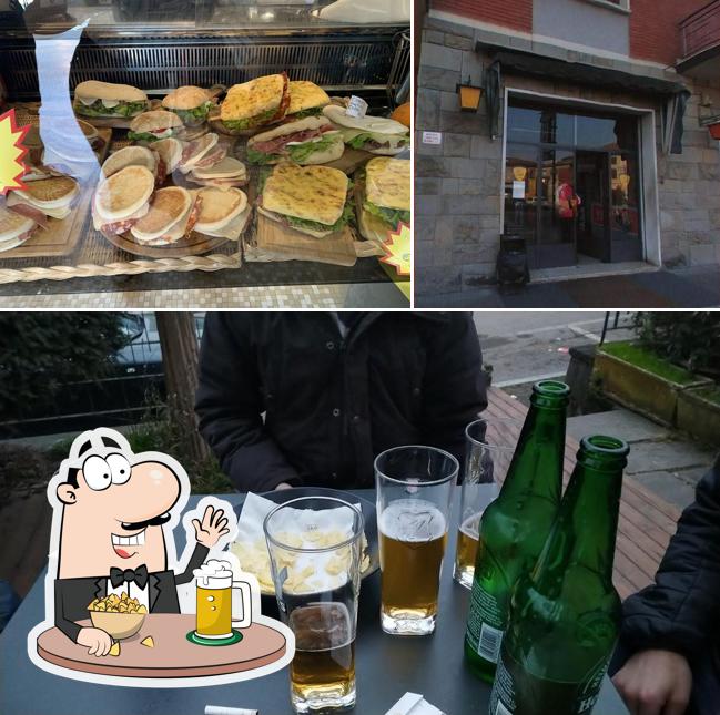 Puoi ordinare un rinfrescante bicchiere di birra chiara o scura