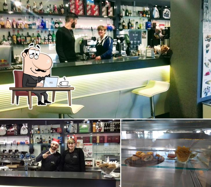 Dai un'occhiata agli interni di cam cafè