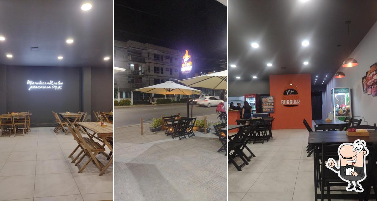 Sente em uma das mesas no Mk Good Burguer