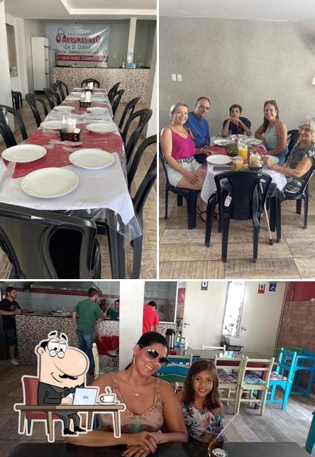 Sente em uma das mesas no O Arrumadinho