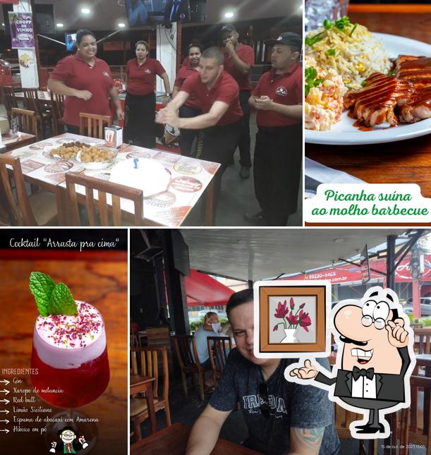 Sente em uma das mesas no Gaúcho Bar e Grill