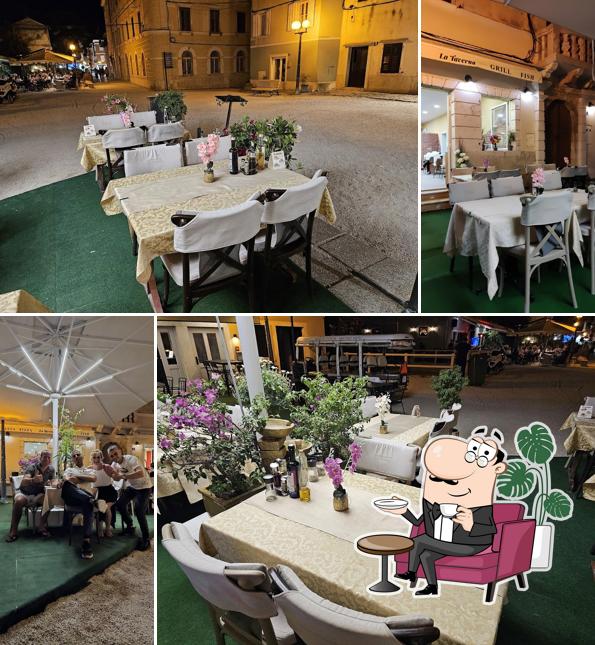 Siediti a un tavolo di La Taverna