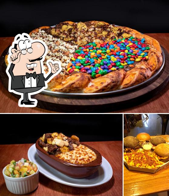 Sente em uma das mesas no Lux Hamburgueria